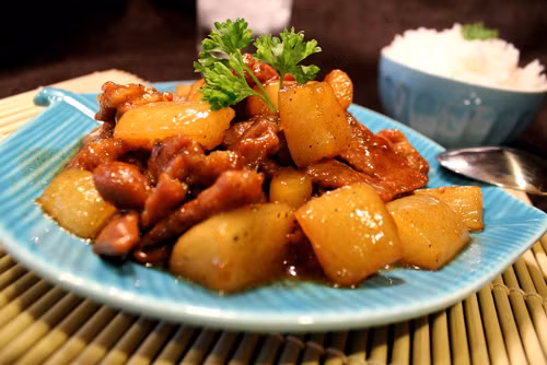 Cho tỏi, gừng, hoa hồi vào xào. Thêm thịt vào chảo đảo qua khoảng 2 phút. Cho nước tương và nước dùng sao cho sâm sấp mặt thịt rồi đun lửa nhỏ khoảng 10 phút. Khi nước cạn xuống và sệt lạị thì cho củ cải vào. Đun tiếp khoảng 10 phút. Củ cải chín mềm thì tắt bếp. Ảnh: v-cook