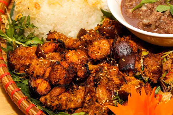 Thịt lợn mán ở đây thơm mùi giềng, sả, miếng thịt vàng đều, săn lại ăn không ngấy mà dậy mùi thơm ngào ngạt của ngổ hương, bì giòn. Nhưng khi cắn phập chân răng, miếng thịt chín tới vẫn giữ được vị ngọt và giòn. Mỗi món ăn đưa đến một cảm giác khác nhau khiến thực khách không khỏi ngạc nhiên và thích thú. (Ảnh: amthuc365).