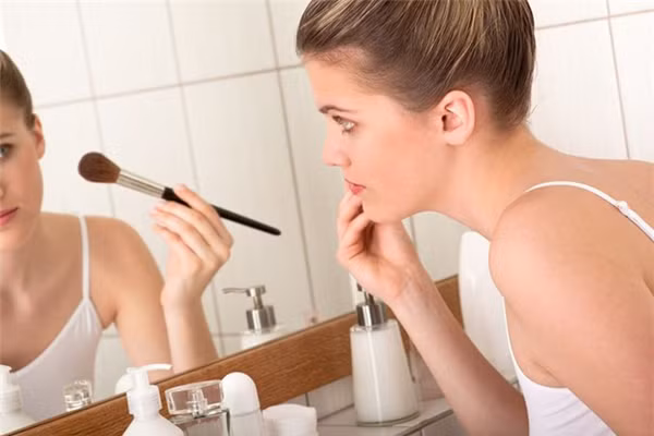 Chọn sản phẩm hữu cơ. Bạn có biết rằng trên 80% thành phần của tất cả các sản phẩm làm đẹp và 93% thành phần của các sản phẩm chăm sóc tóc hiện nay nằm trong danh sách đen? Hãy tìm kiếm dấu chứng nhận hữu cơ USDA trên các sản phẩm chăm sóc cá nhân.
