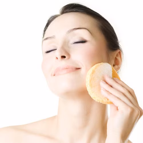 Tẩy tế bào chết. Đây là một trong những mẹo làm đẹp trước khi tắm. Tẩy tế bào chết trước khi tắm thực sự hiệu quả hơn khi tẩy trong quá trình tắm hay vào một thời gian khác.