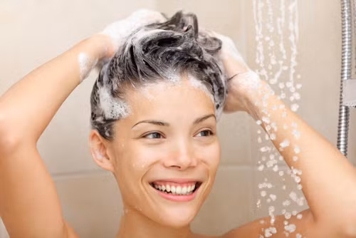 Gội đầu trước. Không nên gội đầu sau khi tắm. Bởi các chất bẩn trên tóc có thể vương xuống cổ và vai. Do vậy, nên tắm sau khi gội đầu để đảm bảo loại bỏ hoàn toàn chất bẩn trên cơ thể.