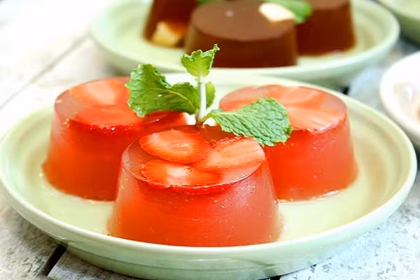 Mùa hè nóng bức, ngột ngạt thế này mà được thưởng thức những miếng thạch dẻo mang hương vị trái cây ngọt mát sẽ rất tuyệt. (Ảnh:vndoc.vn)