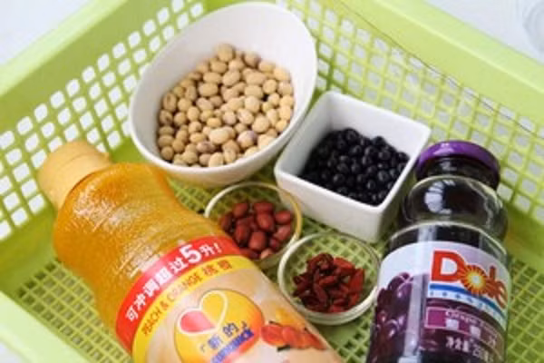 Nguyên liệu: đậu nành, đậu đen, đậu phộng, kỷ tử (không có cũng được). Đường phèn, mật ong, nước, gelatin và nước trái cây. (Ảnh:internet)
