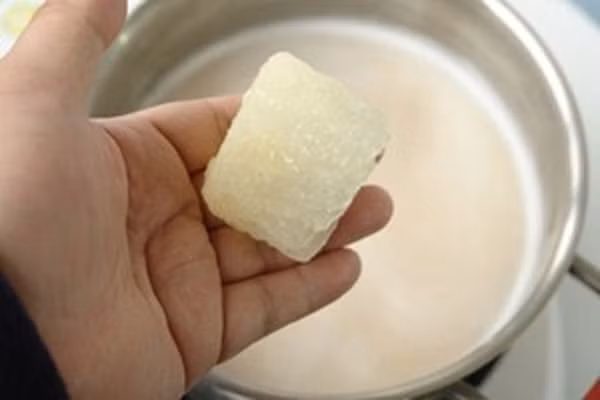 Cho hỗn hợp nước đậu qua rây lọc rồi thêm đường phèn vào, đun sôi khoảng 3 phút và hớt bỏ bọt. (Ảnh:tapchimonngon.com)