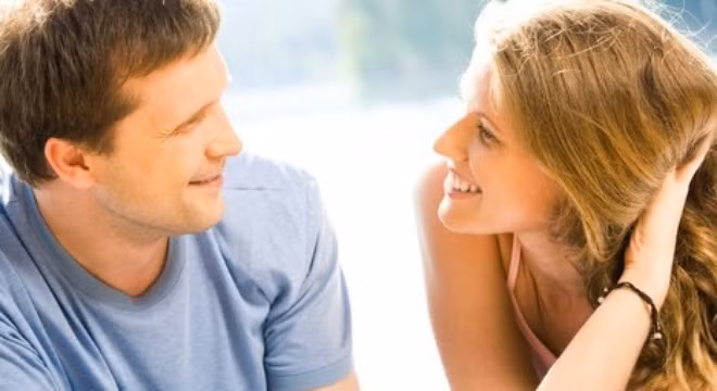 Chàng có thể thoải mái cho bạn biết về cảm giác của chàng hay vui vẻ nói chuyện với bạn về tương lai, đây là một dấu hiệu tốt. Chàng sẽ là người đồng hành tốt của bạn khi thường xuyên chia sẻ với bạn một cách tích cực về những điều chàng cảm nhận.