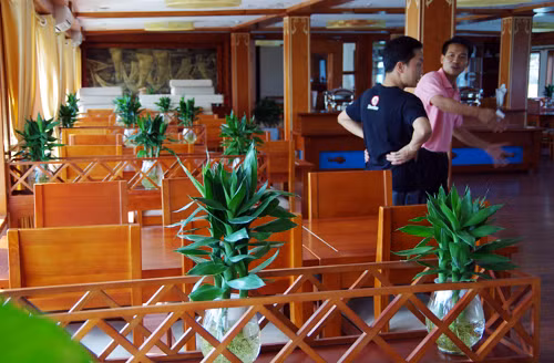 Tàu thăm vịnh. Cách phổ biến nhất của nhiều du khách thưởng thức hải sản Hạ Long là ăn trên tàu trong các tour thăm quan vịnh. Tùy vào giá tour mà nhà tàu đãi khách các món ngon hải sản khác nhau. Ảnh: thethaovanhoa