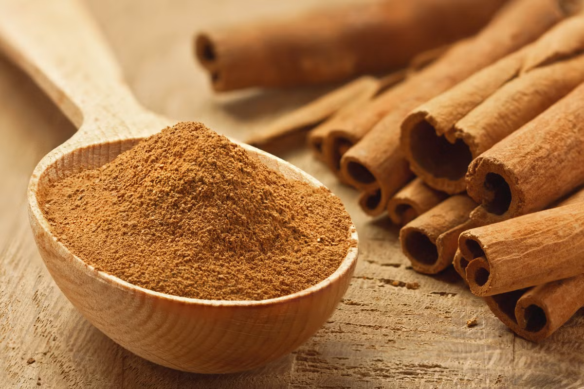 Quế. Quế là một trong những gia vị nên có mặt trong chế độ ăn hàng ngày của bạn. Các nghiên cứu chỉ ra rằng quế có tác động tích cực trong các bệnh như viêm dạ dày, cholesterol, nhiễm nấm, Alzheimer… Ảnh: Topsante.com.