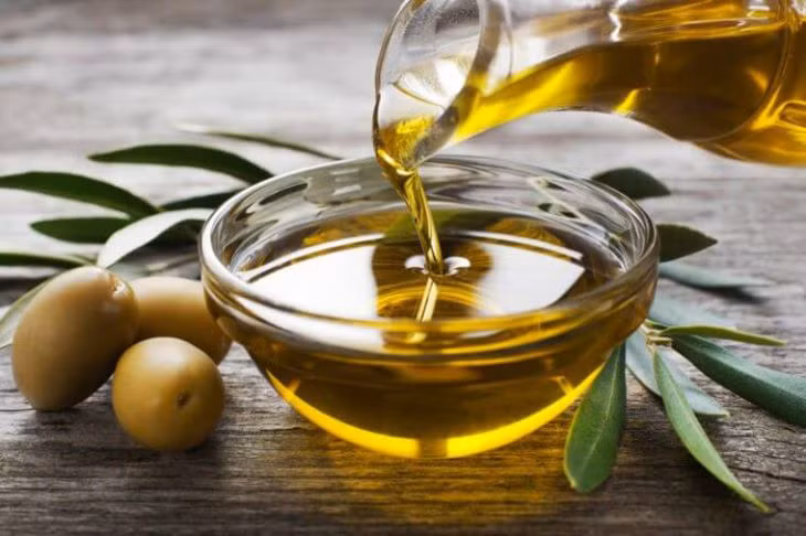 Trong số tất cả các loại dầu khác nhau, dầu ô liu chứa đầy chất béo, axit và flavonoid lành mạnh. Nó giúp tăng cường sức khỏe tim mạch, xây dựng các mạch máu khỏe mạnh và đàn hồi.