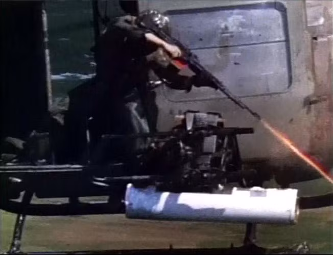 Và trong mỗi phi vụ, xạ thủ súng máy UH-1 vừa khán giả và là diễn viên chính trong bộ phim về chính mình. Nguồn ảnh: Porjati.