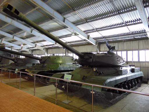 Có điều thú vị, dù được phát triển dựa trên IS-3, nhưng IS-4 lại có hình dáng tương tự như IS-2 nếu không muốn nói nó là một biến thể nâng cấp của IS-2 được đặt trên một mẫu khung gầm hạng nặng khác. Thiết kế khung gầm của IS-4 cơ bản giống IS-2 nhưng nó có lớp giáp bảo vệ dày hơn cùng thân xe được kéo dài, điều này khiến trọng lượng của IS-4 nặng hơn so với các phiên bản xe tăng IS trước đó.
