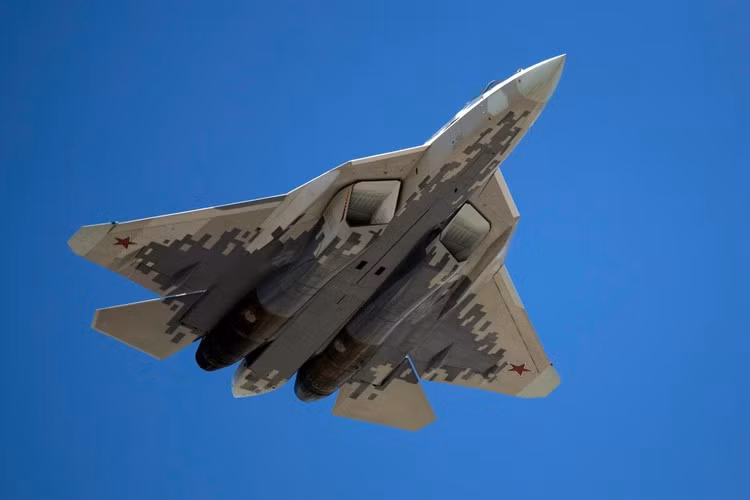 "Trong giai đoạn này, Su-57 với mức độ sẵn sàng rất thấp rõ ràng khó mà xuất hiện vào khoảng năm 2025. Nếu Ấn Độ muốn mua một chiến đấu cơ thế hệ thứ năm trong 5 năm tới thì F-35 là ứng viên hàng đầu".