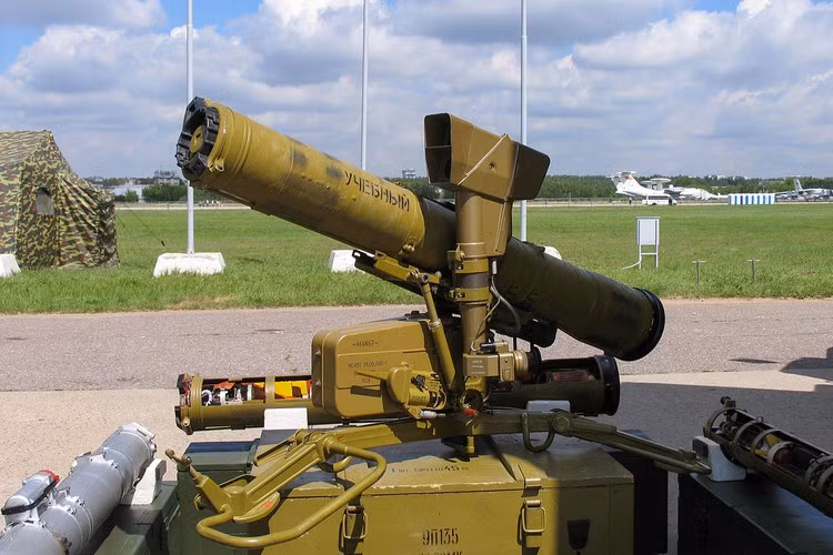 9K111 Fagot được xếp vào là tên lửa chống tăng thế hệ 2 do Cục thiết kế Tula (Tula KBP) phát triển cho Quân đội Liên Xô từ năm 1962, chính thức chấp nhận vào biên chế năm 1970. Ngoài việc mang vác, loại tên lửa này có thể linh hoạt lắp trên nhiều phương tiện cơ giới như xe bọc thép BTR hay xe chiến đấu bộ binh BMP, thậm chí cả dòng xe việt dã UAZ. Nguồn ảnh: Wikipedia
