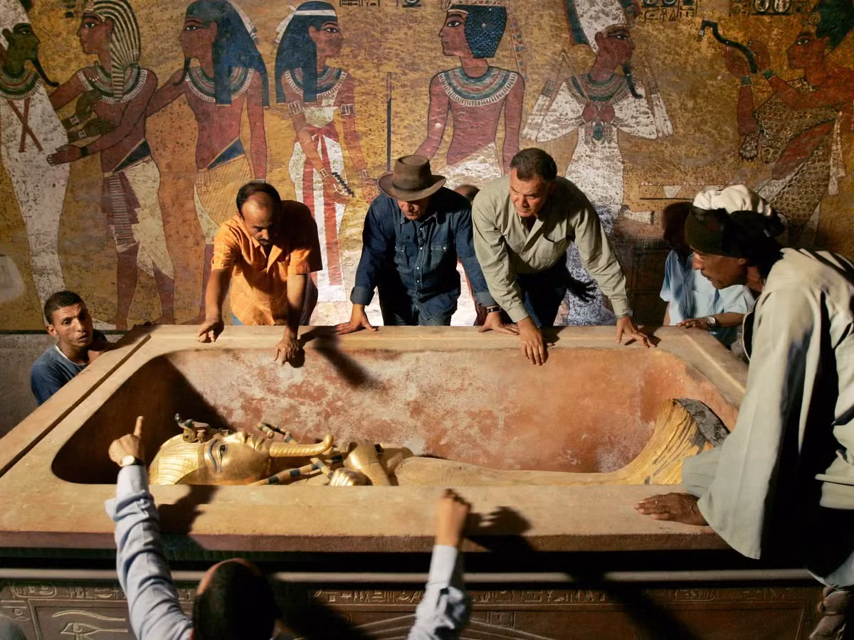 Ông Gardiner đã đưa chiếc bùa hộ mệnh cho Rex Engelbach, Giám đốc bảo tàng Ai Cập ở Cairo lúc bấy giờ, và xác định được chiếc bùa hộ mệnh kia được làm cùng một khuôn với các bùa hộ mệnh khác có trong bảo tàng, và vì vậy nó chắc chắn được lấy từ lăng mộ.