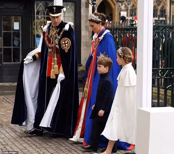 Theo tạp chí The People, chiếc bờm của Vương phi xứ Wales có mối liên hệ chặt chẽ với tổ chức từ thiện lâu đời của Vua Charles, The Prince's Trust. Cụ thể, chiếc bờm cài tóc được thiết kế bởi Jess Collett, người đã làm việc như một thợ may thời trang cao cấp trong 25 năm qua, sau khi nhận được một khoản vay từ tổ chức từ thiện The Prince's Trust.