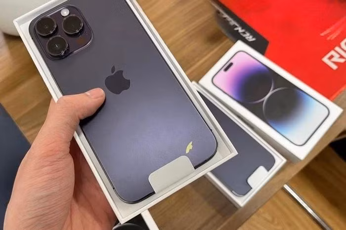 Đại diện các chuỗi bán lẻ ủy quyền của Apple (AAR) tại Việt Nam cho biết đa phần là các trường hợp iPhone 14 Pro/Pro Max màu tím gặp lỗi tróc sơn ở mặt lưng.
