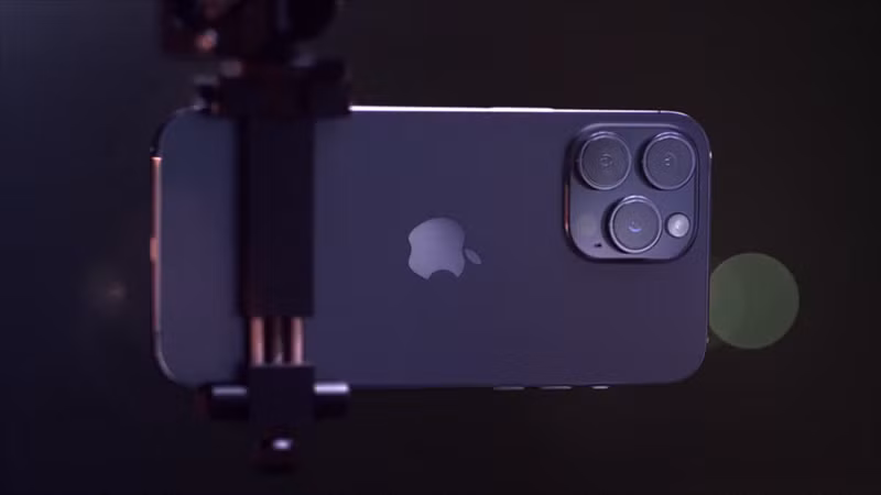 Trong khi màn hình iPhone 14 Pro Max sở hữu màn hình kích thước 6.7 inch thì iPhone 14 Pro Max lại có kích thước nhỏ hơn, chỉ khoảng 6.1 inch.