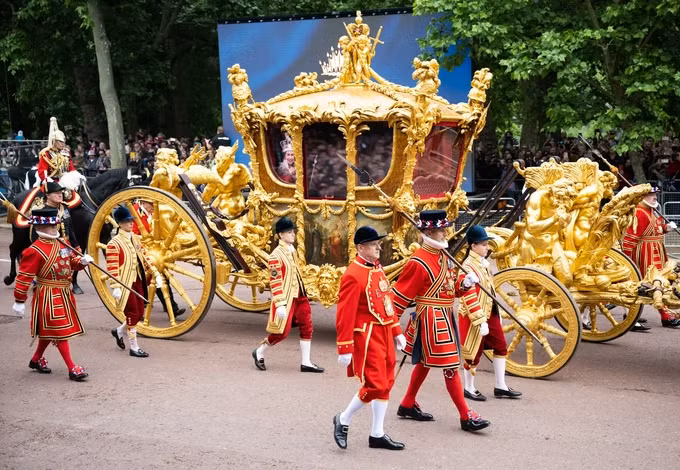 Trong lễ đăng quang của Vua Charles III, có những chi tiết đặc biệt nằm ở phục trang và phụ kiện của người tham dự mà chỉ có ai tinh mắt mới nhận ra.