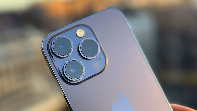 Apple sẽ sử dụng cảm biến xếp chồng ba lớp mới cho một trong ba camera trên iPhone 15/15 Plus để thu được nhiều ánh sáng, cải thiện chất lượng hình ảnh.