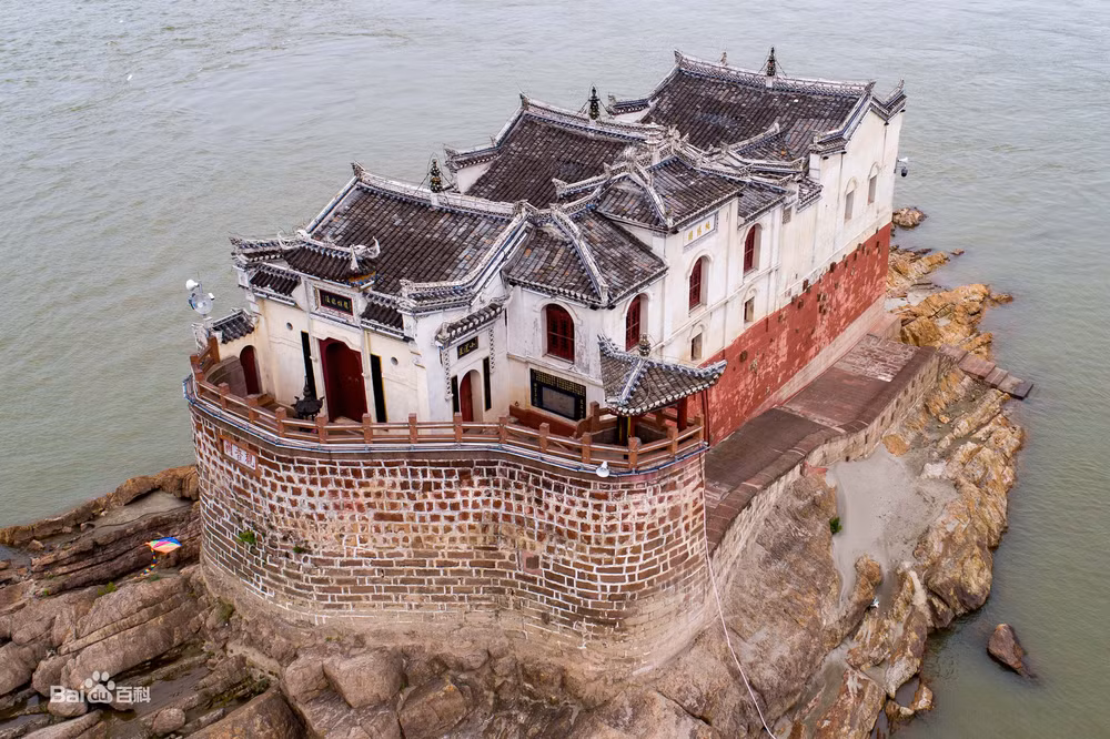 Trong lòng thành phố Ngạc Châu, tỉnh Hồ Bắc, Trung Quốc, nằm một ngôi chùa tuyệt đẹp có tên gọi Quan Âm Các, hay còn được biết đến với cái tên khác là đền Long Bàn.