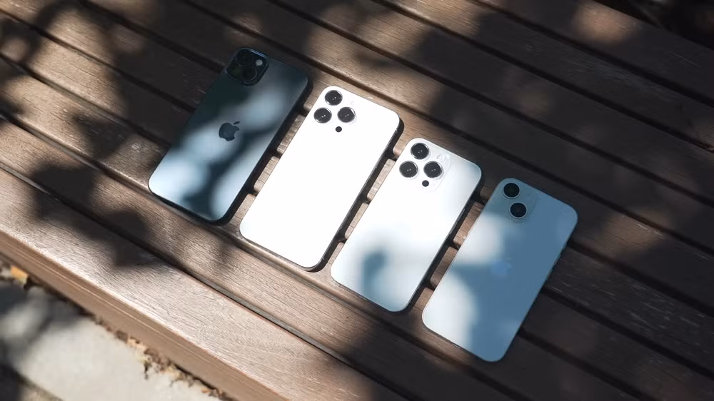 Mô hình thực tế cho thấy, iPhone 15 series sẽ được thiết kế bo cong một chút ở các góc máy. (Ảnh: MacRumors)
