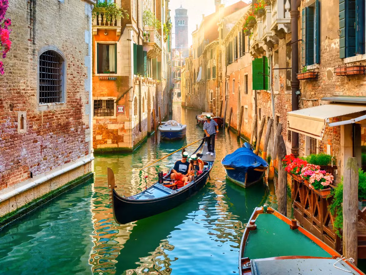 Cảnh quan độc đáo của Venice với những căn nhà màu sắc, những cây cầu đẹp và quảng trường lịch sử tạo nên một bức tranh tuyệt vời, lưu giữ một phần không thể thiếu trong lịch sử và văn hóa của Ý.