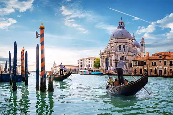 Với hơn 118 đảo và hơn 150 kênh nước, Venice được xem là một kỳ quan vượt thời gian.