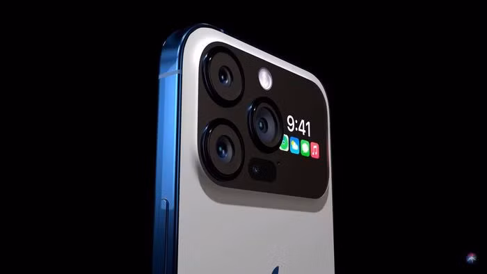 Về phần camera, video cho thấy cụm 3 camera sau được thiết kế mở rộng cùng khu vực màn hình phụ, chứa một số thông báo ứng dụng và thời gian.