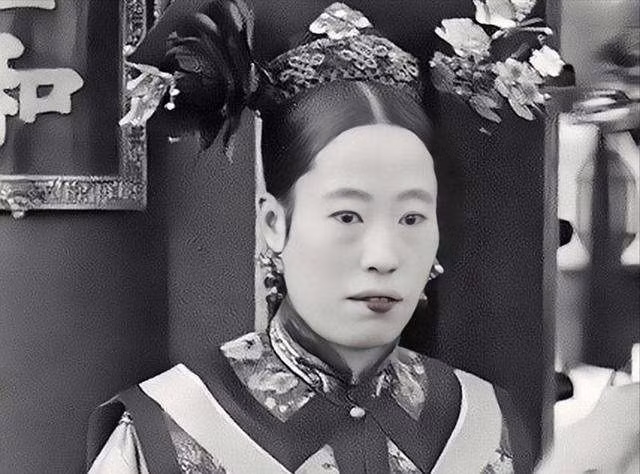 Những câu chuyện xoay quanh cuộc sống hôn nhân giữa hai người cũng làm dấy lên bao sự tò mò của hậu thế như: Giai thoại vua Quang Tự khóc trong đêm tân hôn, hoàng hậu Long Dụ ghen ghét, đố kị với sủng phi của hoàng đế là Trân phi,…