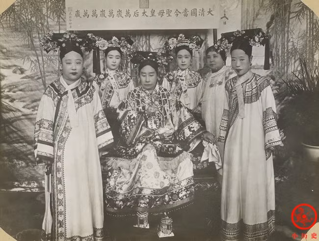 Ngoài ra còn có một lý do có thể nói là quan trọng nhất khiến vị vua thứ 11 của nhà Thanh không thể thật lòng chấp nhận việc người chị họ với thân phận là thê tử của mình, đó là việc hoàng hậu Long Dụ là người của Từ Hi thái hậu, được bà sắp xếp cạnh vua Quang Tự đề dễ bề khống chế ông.