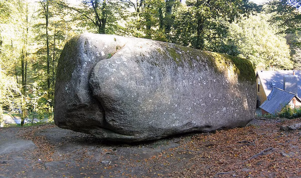 Trembling Rock - một hòn đá nổi tiếng nặng tới 137 tấn đang thu hút sự chú ý của nhiều người bởi khả năng khiến người yếu nhất cũng có thể xê dịch dễ dàng trên bề mặt của nó.