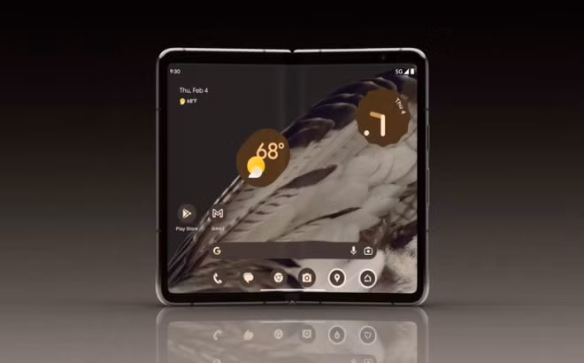 Đầu tiên, điểm nổi bật nhất của Google Pixel Fold chính là màn hình gập có kích thước 7,6 inch khi mở ra, cho phép người dùng có thể thoải mái trải nghiệm các ứng dụng, game hay trình duyệt web một cách dễ dàng hơn. (Ảnh: Google)
