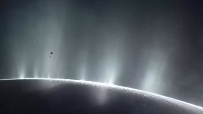 Chùm nước khổng lồ này được phun ra từ khe nứt trên mặt trăng băng giá Enceladus.