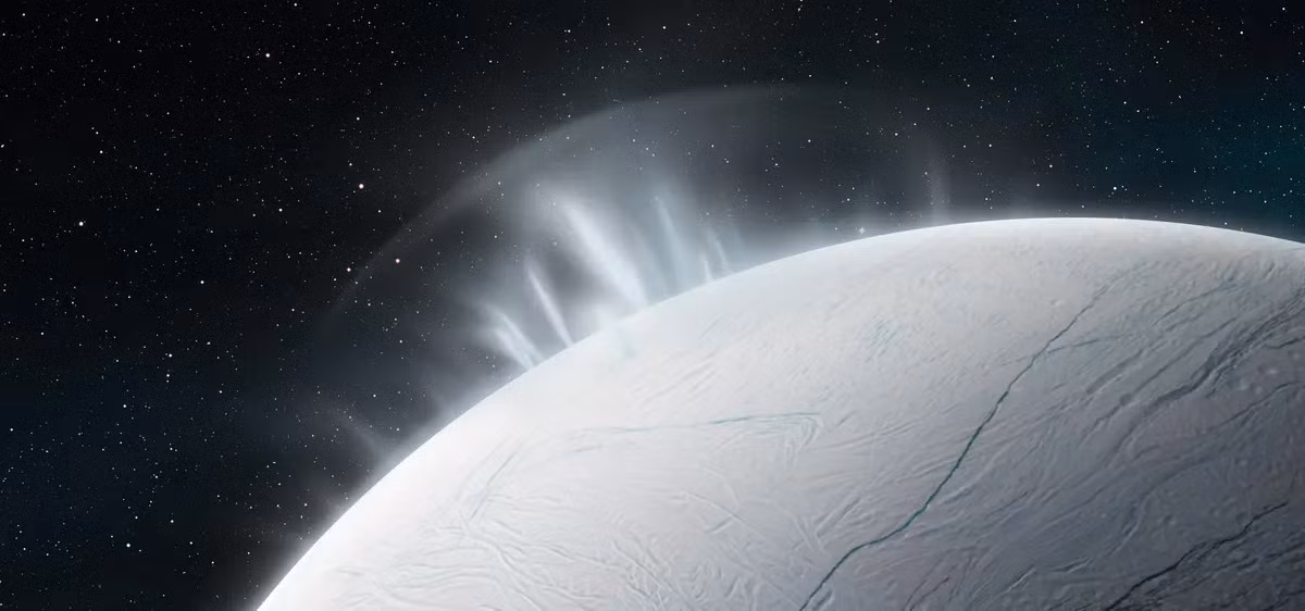 Enceladus - một trong những vệ tinh tự nhiên được quan tâm nhiều nhất của sao Thổ. Đây là một hành tinh cầu được bao phủ bởi tuyết và băng và có một lớp vỏ đá và sắt.