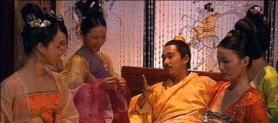 Đến đây, chúng ta đặt ra câu hỏi: làm thế nào để loại bỏ đối thủ? Một trong những cách hiệu quả nhất đó chính là “ngộ độc”. Bằng cách đưa cho đối thủ của mình dược phẩm độc hại, các phi tần đã thành công trong việc giết chết những đối thủ của mình.