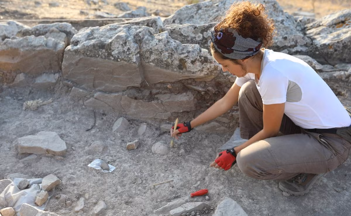 Nằm trên một ngọn đồi cao, Piedras Blancas gây ấn tượng mạnh với vẻ đẹp và sự hoành tráng của nó. Đền thờ này được xây dựng bằng đá trắng và các tảng đá lớn, tạo nên một cấu trúc vững chắc và đẹp mắt.