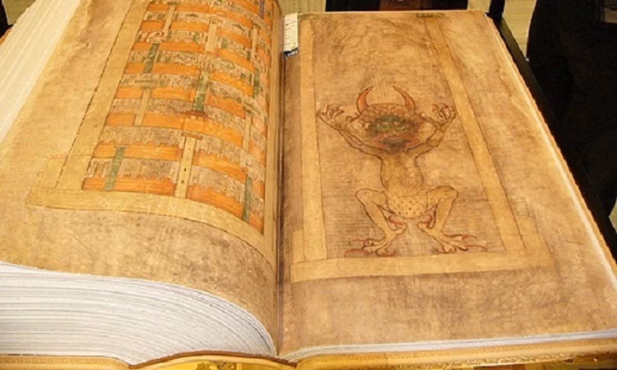 4. Dù tên gọi có nghĩa "Cuốn sách khổng lồ" (Giant Book) trong tiếng Latinh, Codex Gigas thường được biết đến nhiều hơn với biệt danh "Kinh Quỷ dữ". Cuốn sách bọc da bí ẩn ra đời vào thế kỷ 13 này là bản thảo lớn nhất còn tồn tại từ thời Trung cổ, được lưu giữ ở hầm chứa của Thư viện Quốc gia Thụy Điển.