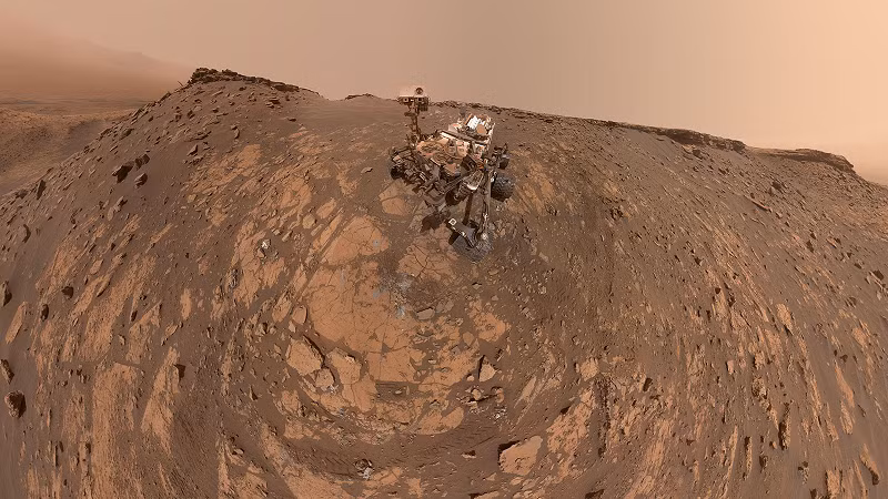 NASA cho biết hàng tỷ năm trước, sóng trên bề mặt của một hồ nước nông đã khuấy động lớp trầm tích ở dưới đáy, tạo ra kết cấu đá gợn sóng kể trên.