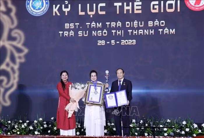 Mới đây, được ủy quyền bởi Liên minh Kỷ lục thế giới (WorldKings) và Hiệp hội Kỷ lục Thế giới (WRA), Tổ chức Kỷ lục Việt Nam (VietKings) đã chính thức công nhận bộ sưu tập này là bộ sưu tập ấm - chén trà Tử sa ở nhiều niên đại có số lượng nhiều nhất trên toàn cầu. (Ảnh: TTXVN)