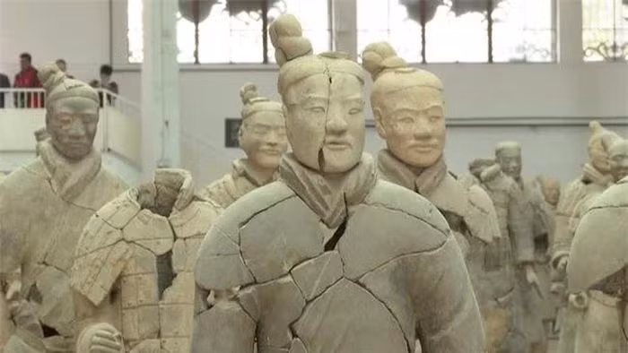Phát hiện “nóng hổi” về đội quân đất nung trong mộ Tần Thủy Hoàng Phat hien “nong hoi” ve doi quan dat nung trong mo Tan Thuy Hoang