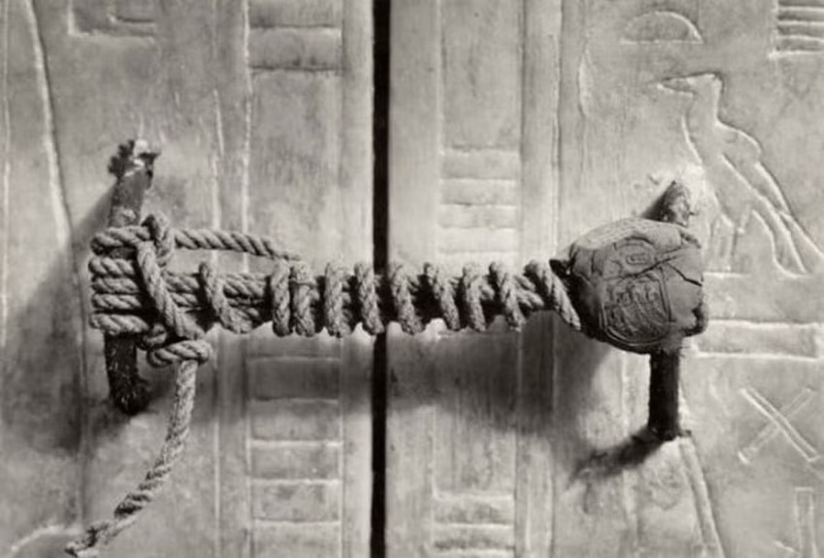 Con dấu lăng mộ Tutankhamen. Một trong những ngôi mộ pharaoh Ai Cập nổi tiếng nhất chắc chắn là lăng mộ của Tutankhamen, được mở cửa vào ngày 17/2/1923. Các nhà khoa học ước tính ngôi mộ vẫn còn nguyên vẹn trong 3.245 năm trước khi con dấu trên cửa bị phá vỡ. 