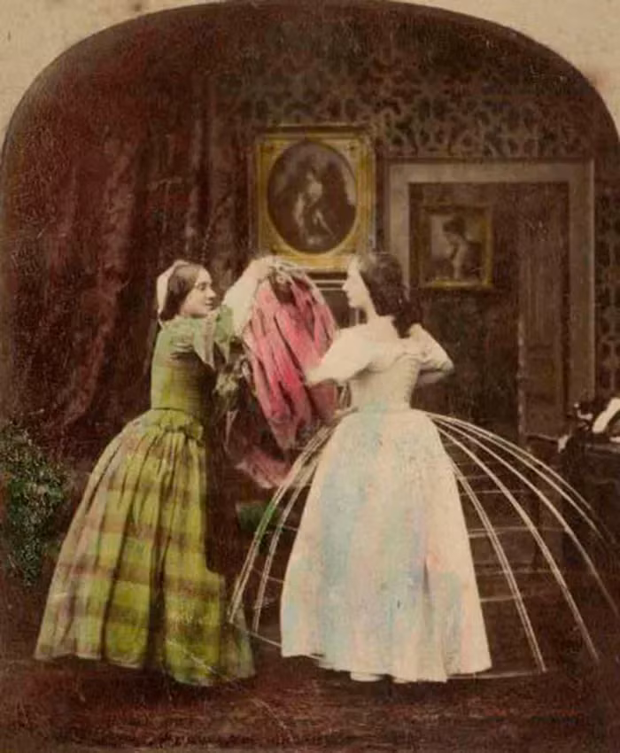 Năm 1864, tờ New York Times đưa ra bản báo cáo với con số thống kê gây choáng rằng có khoảng 40.000 phụ nữ khắp thế giới thiệt mạng liên quan tới những chiếc váy phồng.