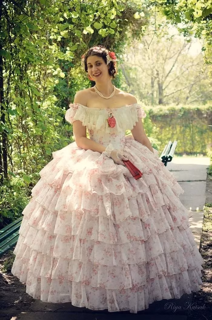 Sau Thế chiến II, chiếc váy này đã được "hồi sinh" trong bộ sưu tập của Christian Dior. Ngày nay, Crinoline vẫn được mặc trong những dịp rất trang trọng như đám cưới.