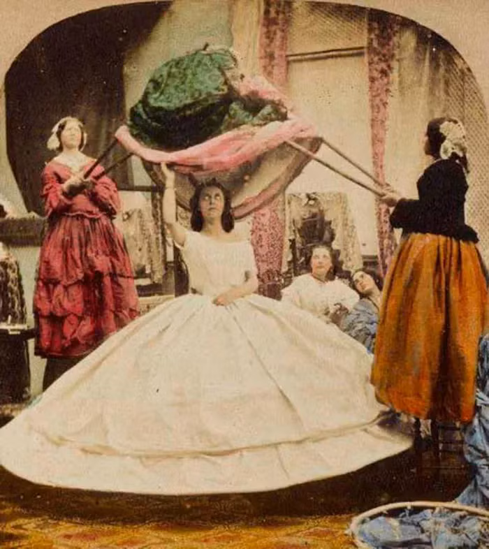Sự xuất hiện của Crinoline vào cuối thập kỷ 1840 đã tạo ra một cuộc cách mạng thời trang. Trước đó, phụ nữ thường mặc váy có dạng chữ A hoặc váy "camisole" thẳng và dài.