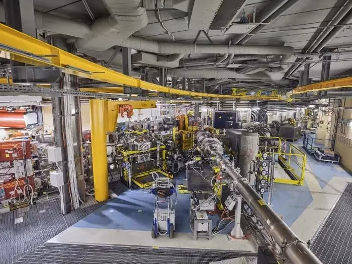 CERN sử dụng các nguồn hạt nhân như proton và ion để tạo ra các phản vật chất. Các nguồn này được chuẩn bị và gia tốc đạt tốc độ cao trong các giai đoạn gia tốc phức tạp.