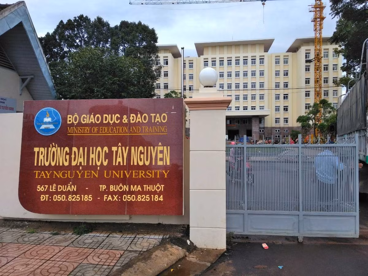 Thấy dép, giấy tờ không có giá trị, Thọ vứt bỏ trong rừng Ea Sô rồi quay ra lấy xe máy chạy tới TP HCM. Khi chạy qua cầu 14, quốc lộ 14 xã Hoà Phú, TP Buôn Ma Thuột, Thọ vứt búa đinh xuống sông Serepok. Với chiếc xe máy trộm cắp, Thọ bán được 2,5 triệu đồng. Ngày 29/6/2004, Trần Xuân Thọ đón xe khách từ TP HCM về Đắk Lắk, khoảng hơn 8 giờ tối, hắn xuống xe tại cổng Trường Đại học Tây Nguyên. Gặp anh Lê Trung V chạy xe thồ đi ngang qua, Thọ yêu cầu chở tới km6, quốc lộ 14, đường đi Buôn Bồ với giá 10.000đ. (Ảnh minh họa, nguồn internet) 