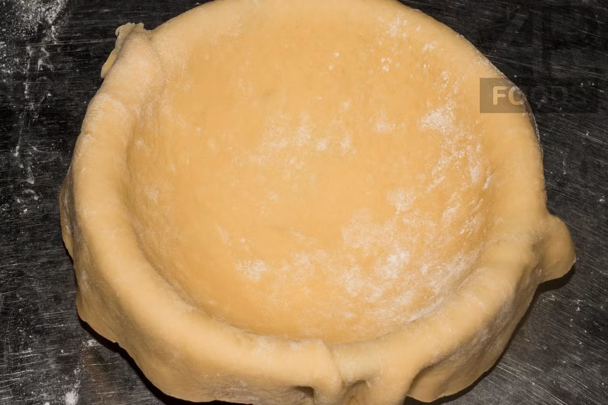 Bạn hãy cán mỏng vỏ bánh ra rồi úp vào trong khuôn để hấp như trong hình. Bạn lưu ý úp sao cho lớp bột mỏng phủ hết toàn bộ khuôn.