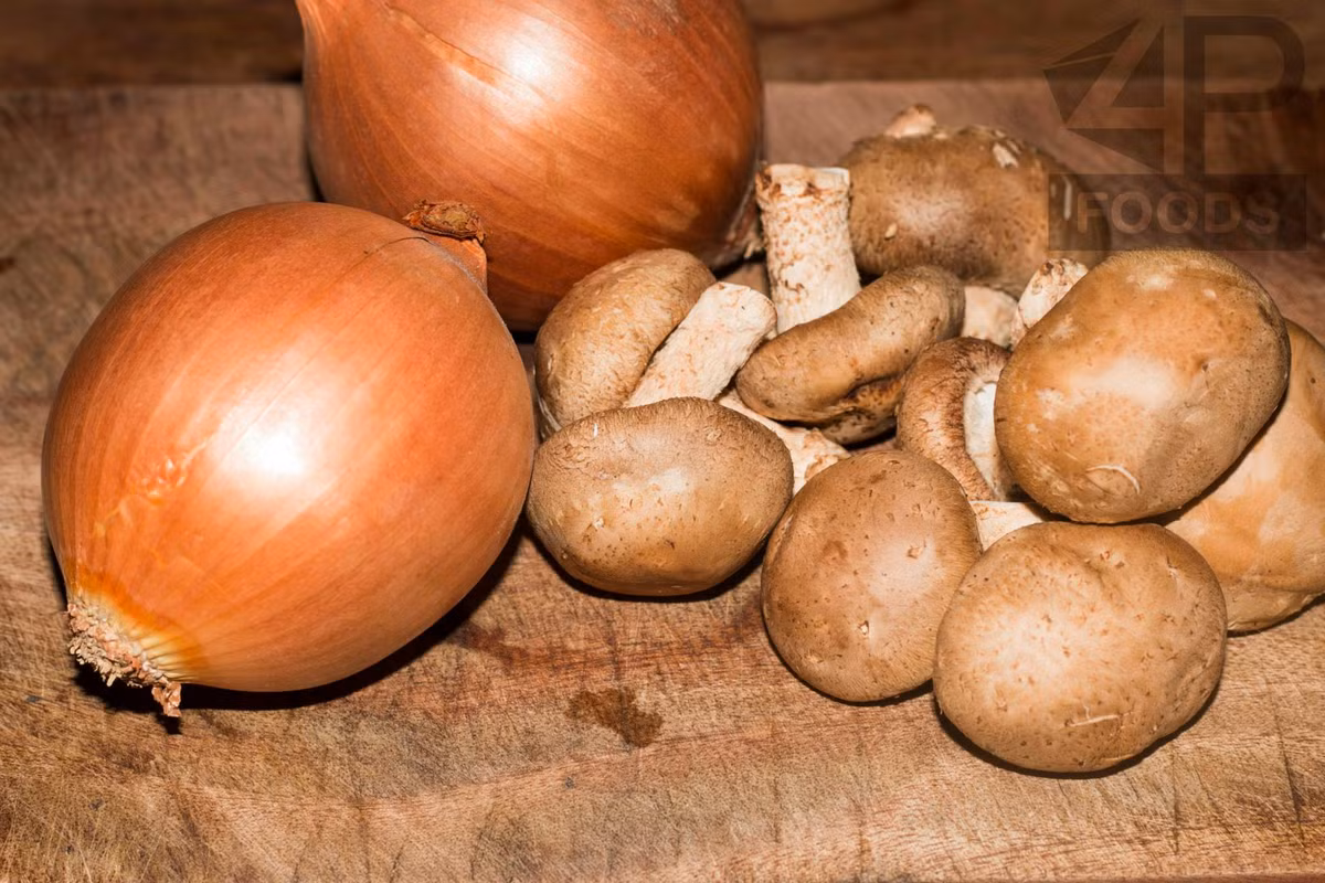 Hành tây bóc vỏ thái miếng nhỏ, nấm đông cô cắt một phần cuống và bổ là bốn.