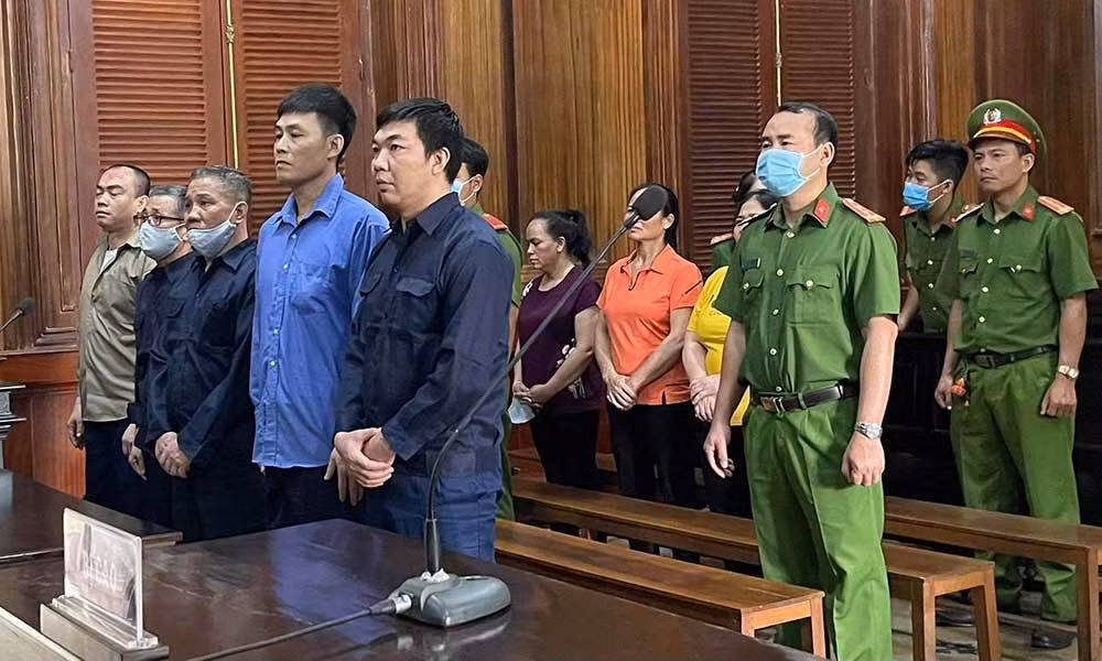 Ngày 29/1, TAND TP.HCM đã tuyên tử hình Nguyễn Thị Huệ (52 tuổi, TP.HCM), Trần Văn Cường (37 tuổi, Hải Phòng), Trần Văn Thình (45 tuổi Nam Định), Vũ Quang Trung (61 tuổi, Nam Định) Phạm Thị Bình (48 tuổi, Hà Nội. Trần Thị Lệ Chi (46 tuổi, Tiền Giang) và Đồng Dương Nam (50 tuổi, Hải Phòng) án chung thân. Các bị cáo là đàn em của Oanh Hà (chị gái Dung Hà) trong đường dây ma túy.