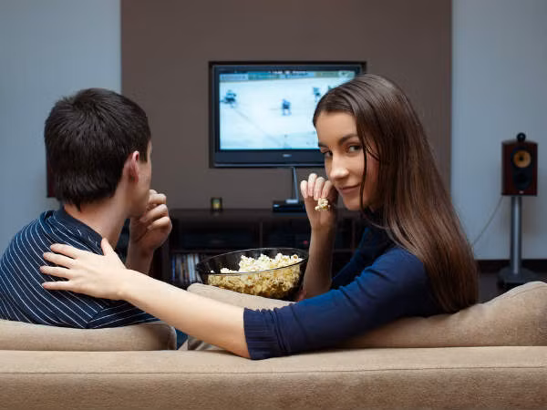 Kết hôn rồi mà vẫn chú ý đến trai đẹp là không phải tội lỗi: Ai cũng có quyền cảm thán trước cái đẹp. Người chồng có thể nhìn ngắm phụ nữ đẹp trên đường thì người vợ cũng có thể xuýt xoa vì một chàng “soái ca” nào đó trong phim ảnh hay ngoài đời thực. Đó chỉ là một phản ứng bình thường của con người, chứ không hề có gì to tát.