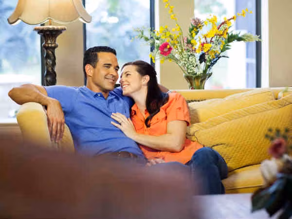 Vợ chồng không nhất thiết lúc nào cũng phải bên nhau: Mỗi người đều có cuộc sống cá nhân và cần không gian riêng cho bản thân. Vợ chồng cũng vậy, hai người có thể thu xếp làm mọi việc cùng nhau nếu thích nhưng nếu một trong hai người có kế hoạch riêng thì người kia cũng không có quyền tra khảo hoặc nổi đóa lên. 